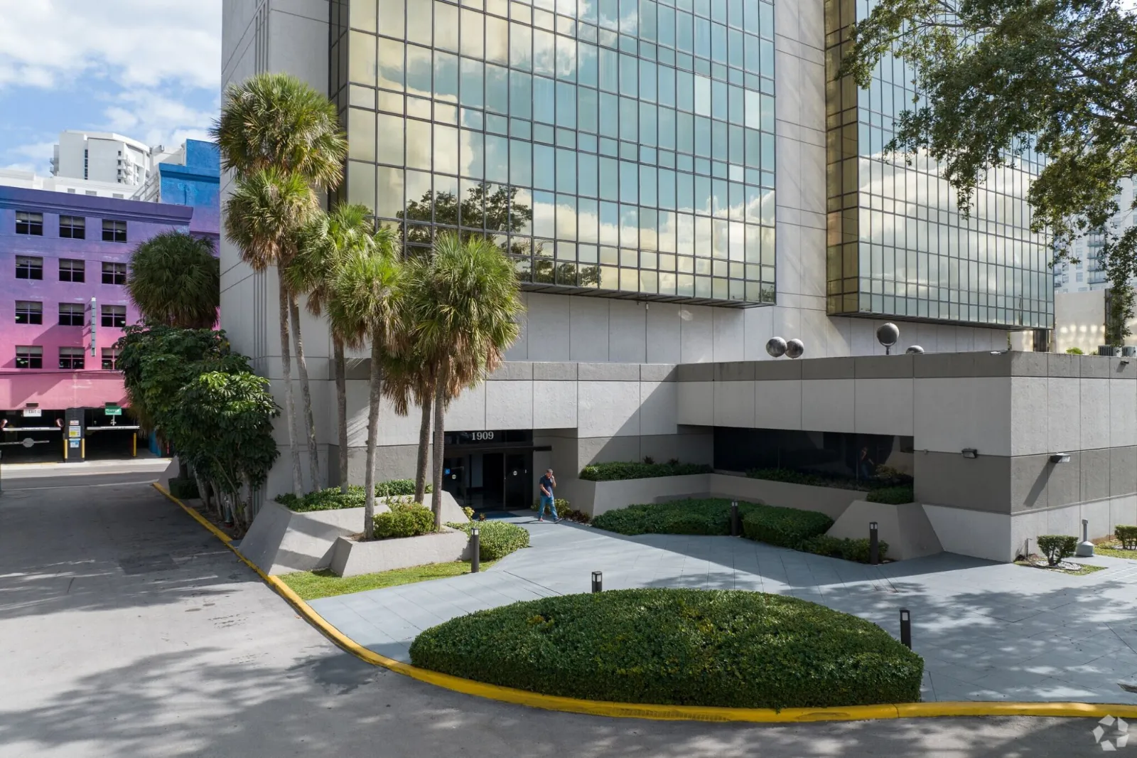 Entrance of the office building at 1909 Tyler Street, Hollywood